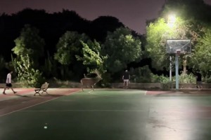 这是“雄鹿”队的主场吧！😱