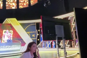 哈哈！东契奇绝杀瞬间 女主播佳依激动得乱跳 鞋子都飞了😆