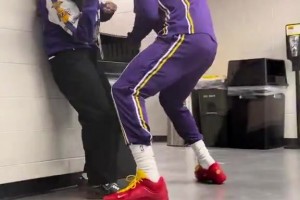 这老头🤣詹姆斯搞怪互动将女摄影师逼退~还击掌互动上了