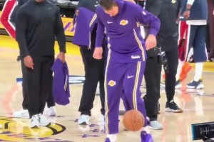 不愧皇马出身！东契奇秀颠球技术，直接踢球给八村塁传空接！